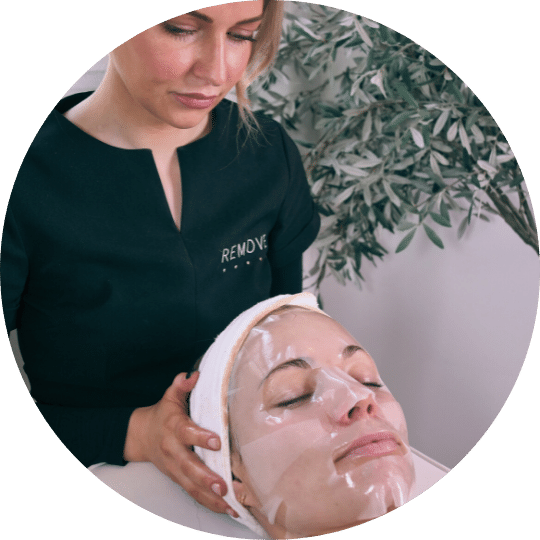 Kosmetisk sykepleier En hudsykepleier behandler en ung kvinne med Dermapen Microneedling ved Remove Hudklinikk.