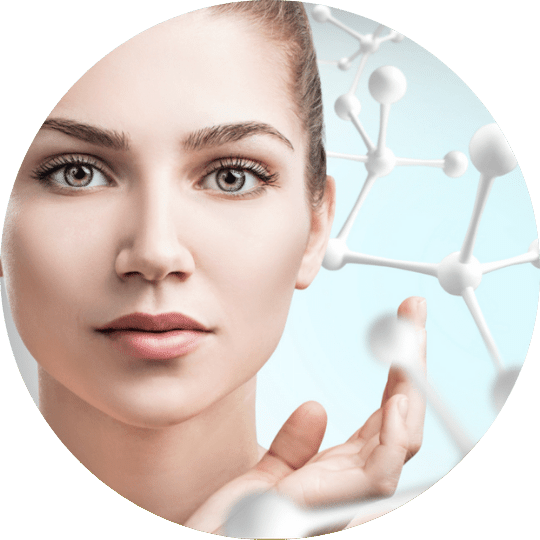 Juvederm Skinbooster Ei dame med myk, vital hud og illustrasjoner av molekyler for å symbolisere at Skinbooster behandlingen foregår på cellenivå.