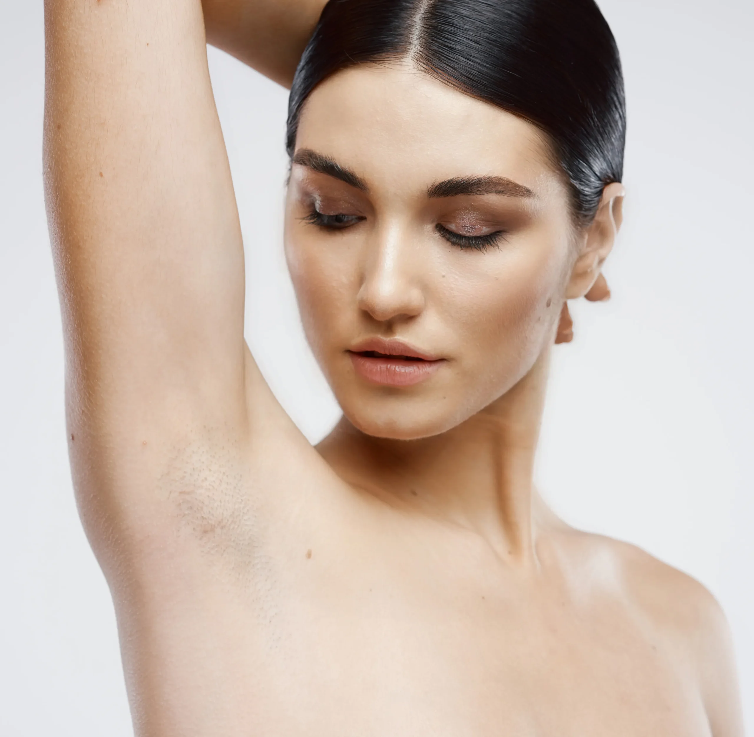 Kosmetisk behandling ved Remove hudklinikk, hvor en terapeut utfører laser hårfjerning under armen på en kvinnelig klient.